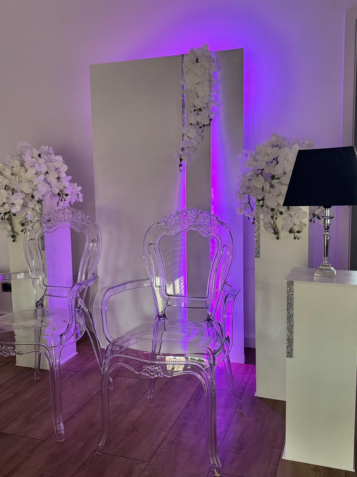 Stühle und Deko-Sets