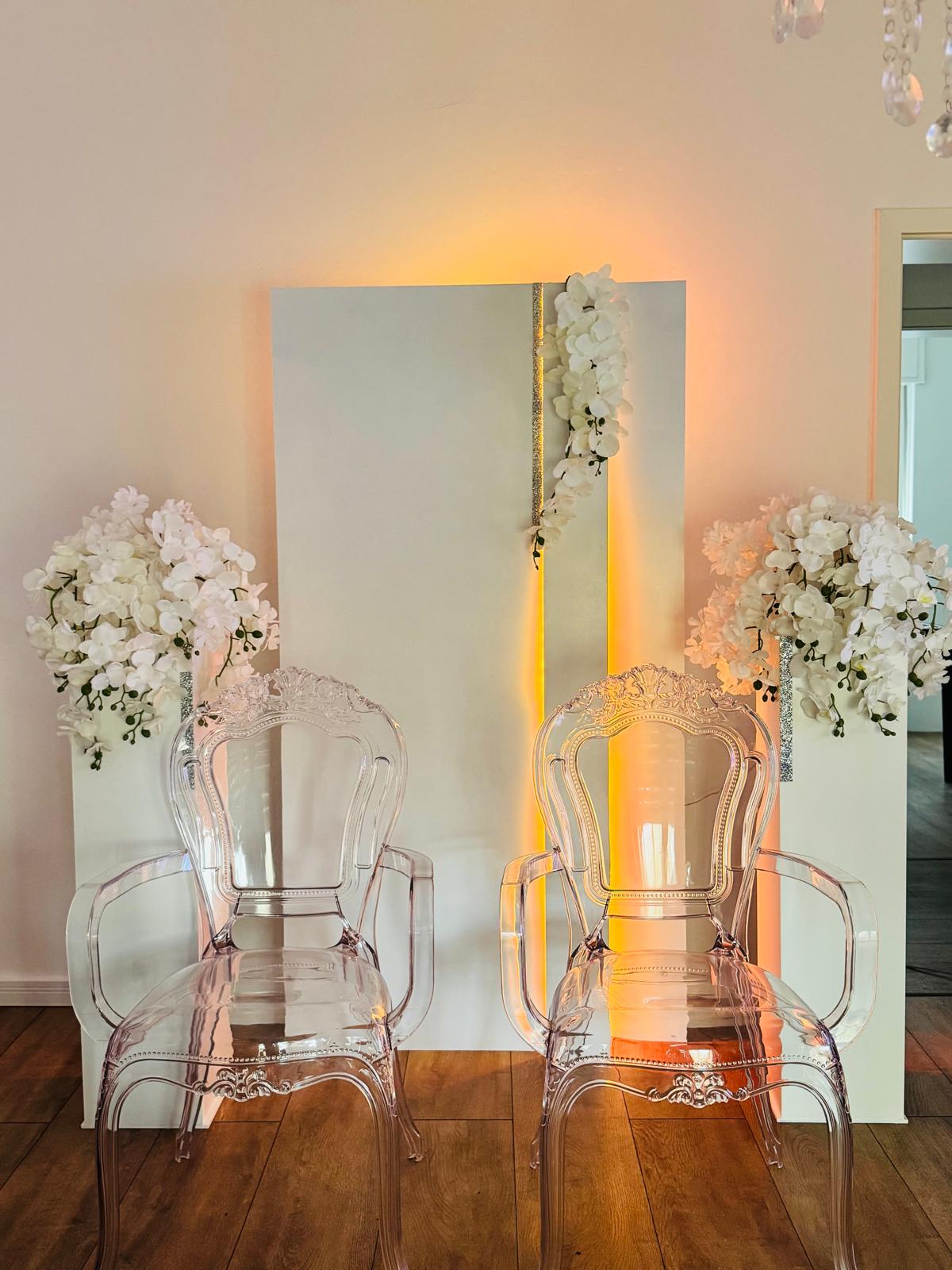 Stühle und Deko-Sets