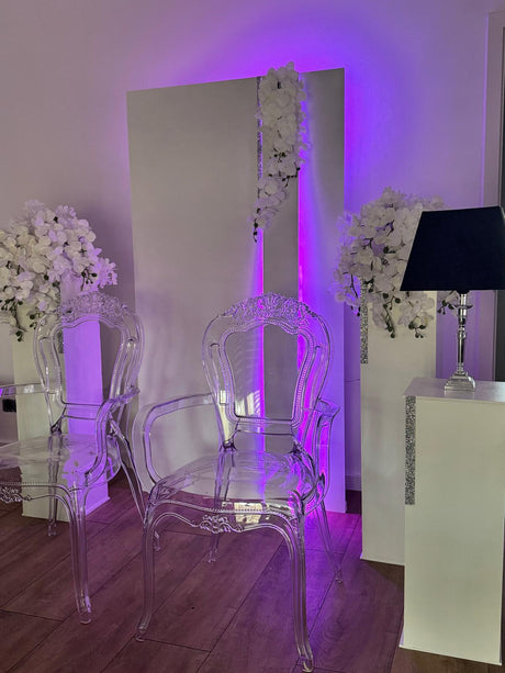 Stühle und Deko-Sets