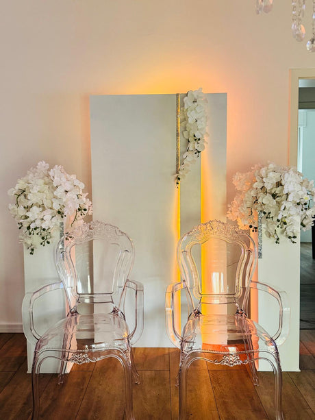 Stühle und Deko-Sets